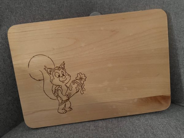 Frühstücksbrettchen gelasert: Eichhörnchen mit Schultüte (links)